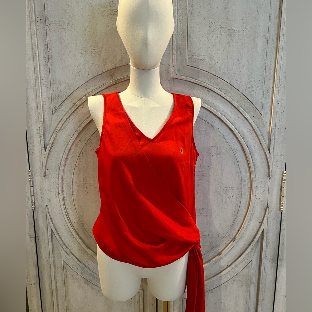 NWT NY & Company Women’s Sleeveless V neck  Blouse with beautiful side design.
